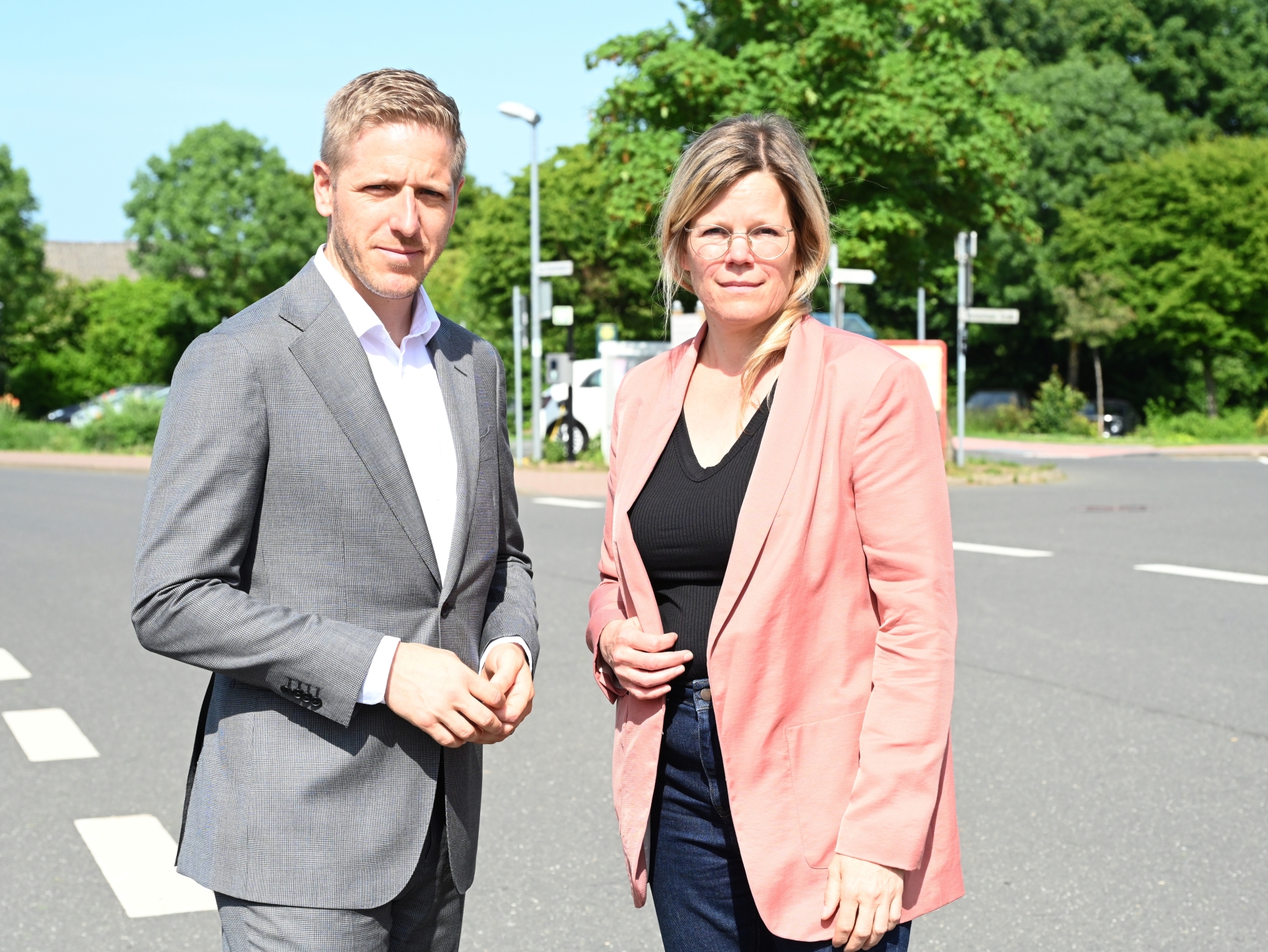 Setzen sich gemeinsam für den A1-Lückenschluss und den Ausbau der Eifelstrecke ein: Landrätin Julia Gieseking (Vulkaneifel) und Landrat Markus Ramers (Euskirchen).