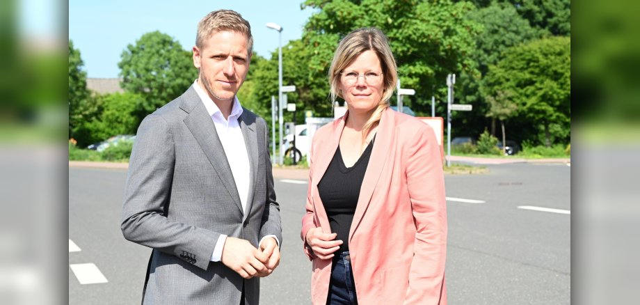 Setzen sich gemeinsam für den A1-Lückenschluss und den Ausbau der Eifelstrecke ein: Landrätin Julia Gieseking (Vulkaneifel) und Landrat Markus Ramers (Euskirchen). Setzen sich gemeinsam für den A1-Lückenschluss und den Ausbau der Eifelstrecke ein: Landrätin Julia Gieseking (Vulkaneifel) und Landrat Markus Ramers (Euskirchen).