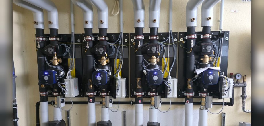 Die neue Wärmepumpenanlage sorgt für eine zukunftsfähige Wärmeversorgung des Verwaltungsgebäudes. Die neue Wärmepumpenanlage sorgt für eine zukunftsfähige Wärmeversorgung des Verwaltungsgebäudes.
