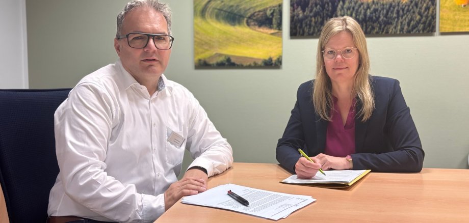 Landrätin Julia Gieseking und Oliver Zimmer, Geschäftsführer des Maria Hilf Krankenhauses Daun, setzen sich gemeinsam für den Erhalt einer leistungsfähigen und wohnortnahen Gesundheitsversorgung in der Vulkaneifel ein. Landrätin Julia Gieseking warnt vor GKV-Spargesetz: Wohnortnahe medizinische Versorgung darf nicht gefährdet werden