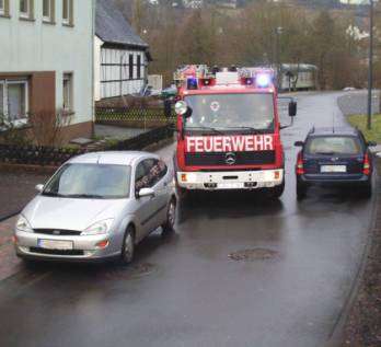 Feuerwehrauto in zugeparkter Straße