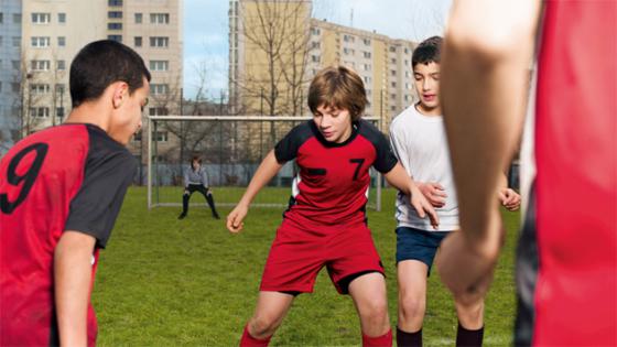 Fussballspielende Kinder