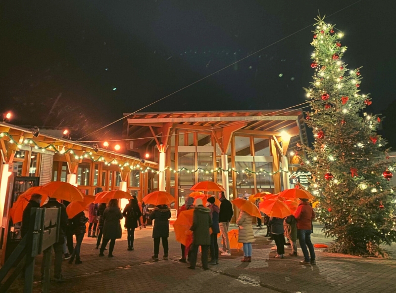 Mit orangen Schirmen gegen Gewalt an Frauen und Mädchen: Der ORANGE-Day 2021